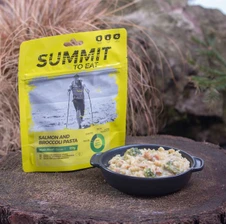 Summit To Eat - losos s cestovinami a brokolicou